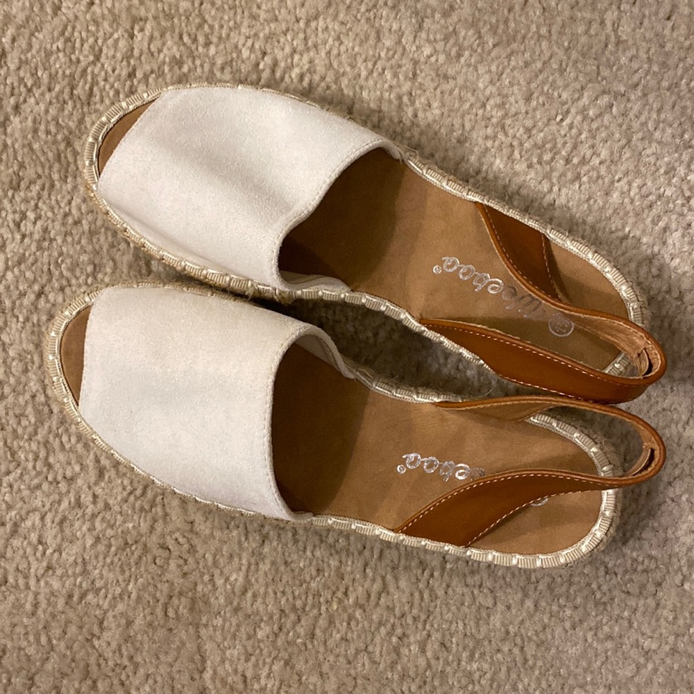 Weboo. From consignment. Never worn. 5.5